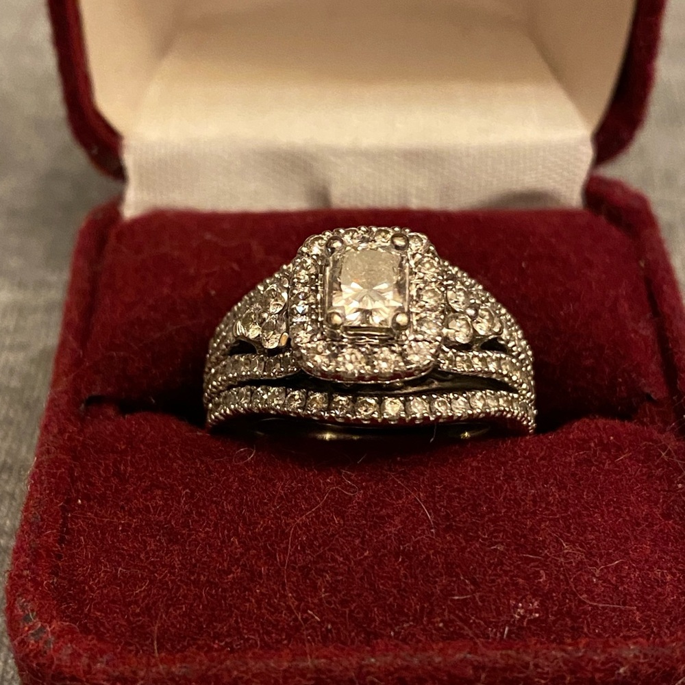 Elegant 14kt White Gold Halo Bridal Ring Set with Diamonds - Picture 2 of 6